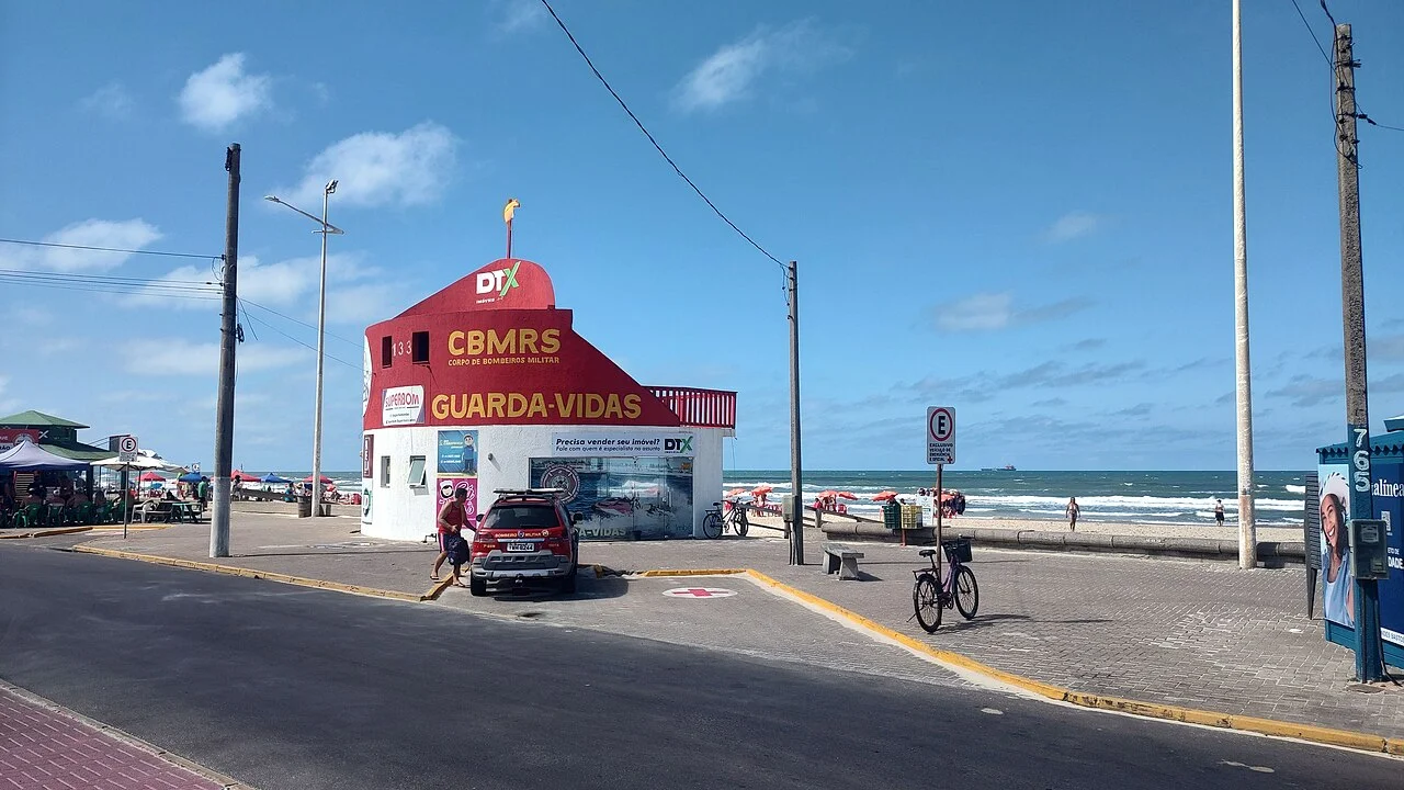 Praia de Imbé com guarita de guarda-vidas
